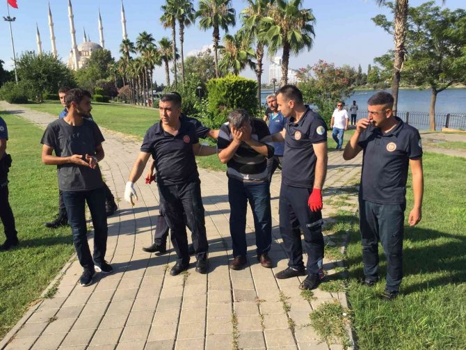 Köprüden atlayıp ölmek isteyen şahıs kayıkla kurtarıldı