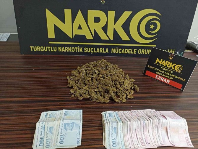 Manisa'da araçlarında uyuşturucuyla yakalan 2 kişi tutuklandı