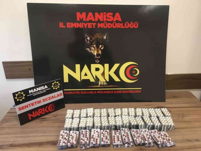 Manisa'da araçlarında uyuşturucuyla yakalan 2 kişi tutuklandı