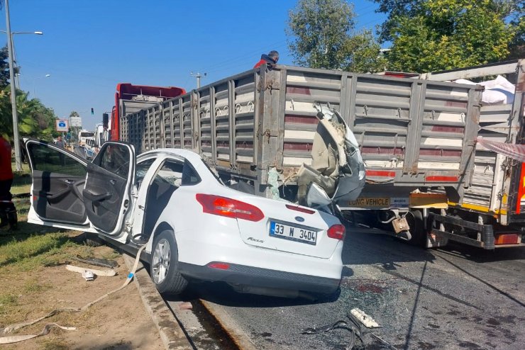 Mersin'deki feci kazada otomobil TIR'a çarptı: 4 ölü