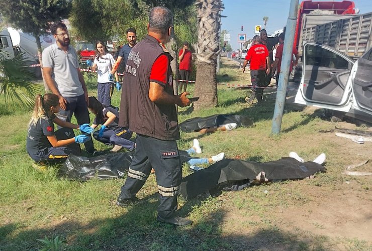 Mersin'deki feci kazada otomobil TIR'a çarptı: 4 ölü