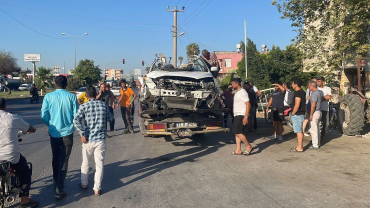 Mersin'deki feci kazada otomobil TIR'a çarptı: 4 ölü