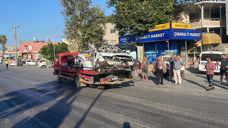 Mersin'deki feci kazada otomobil TIR'a çarptı: 4 ölü