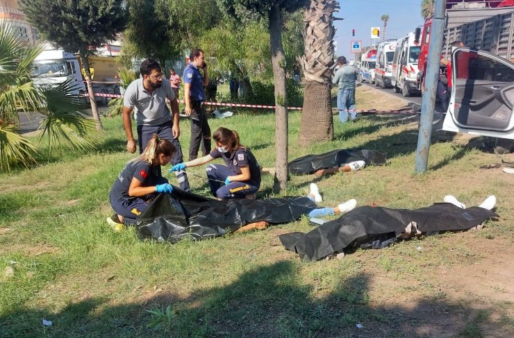 Mersin'deki feci kazada otomobil TIR'a çarptı: 4 ölü