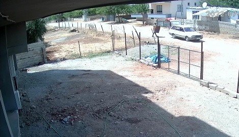 Metal çöp varilini arabaya yükleyerek çaldı