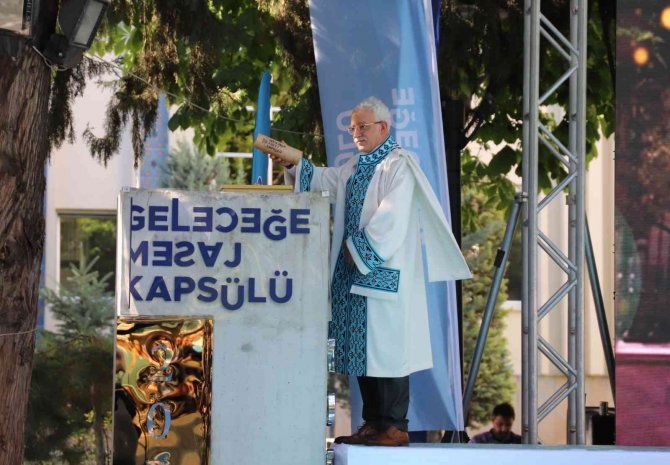 NEÜ’de birincilerin mezuniyet coşkusu