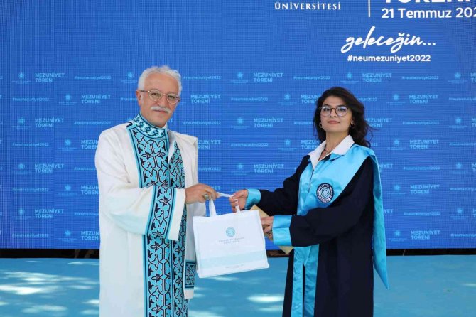 NEÜ’de birincilerin mezuniyet coşkusu