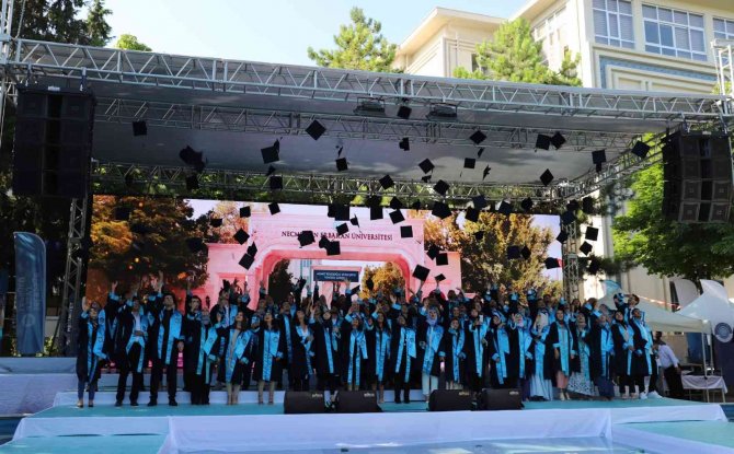 NEÜ’de birincilerin mezuniyet coşkusu