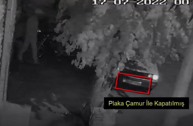 Önce hırsızlık yaptılar, sonra plakasını çamurla gizledikleri aracı yıkadılar