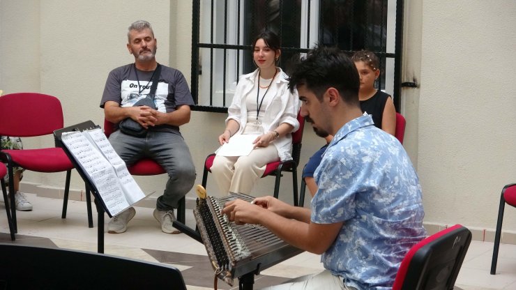 Otizmli öğrenciler hem eğitim alıyor hem müzik ziyafeti sunuyor