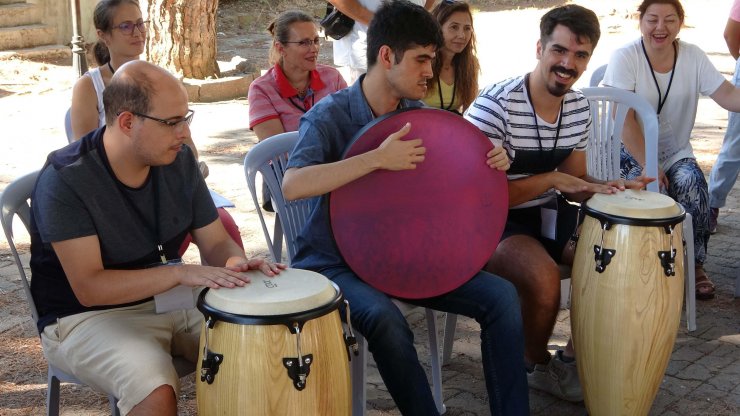 Otizmli öğrenciler hem eğitim alıyor hem müzik ziyafeti sunuyor