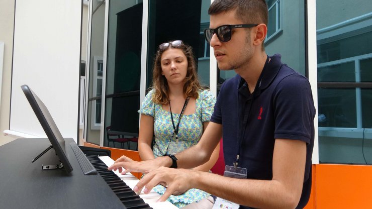 Otizmli öğrenciler hem eğitim alıyor hem müzik ziyafeti sunuyor