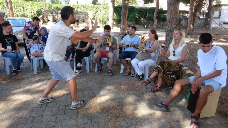 Otizmli öğrenciler hem eğitim alıyor hem müzik ziyafeti sunuyor