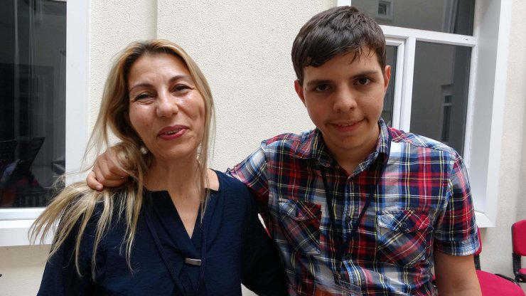 Otizmli öğrenciler hem eğitim alıyor hem müzik ziyafeti sunuyor