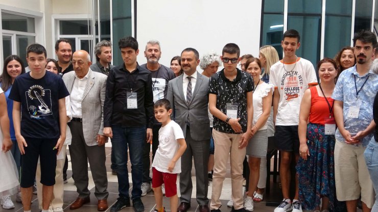 Otizmli öğrenciler hem eğitim alıyor hem müzik ziyafeti sunuyor