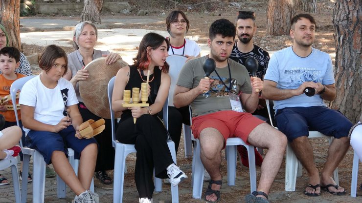 Otizmli öğrenciler hem eğitim alıyor hem müzik ziyafeti sunuyor
