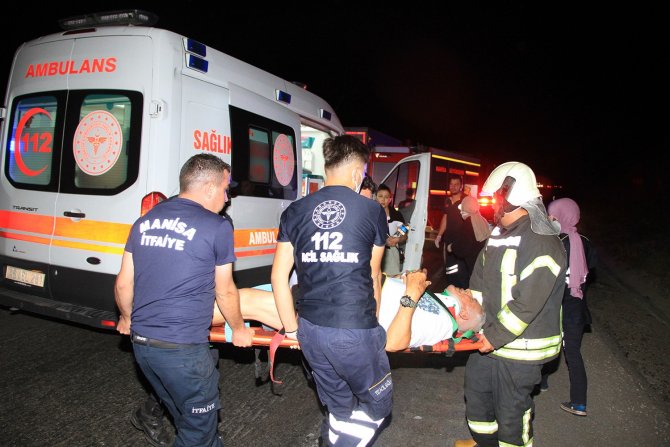 Otobüs ve 2 otomobilin karıştığı trafik kazasında 4 kişi yaralandı