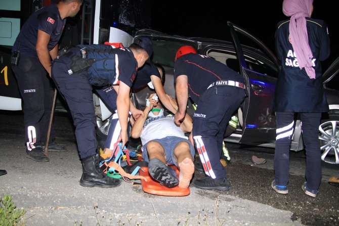 Otobüs ve 2 otomobilin karıştığı trafik kazasında 4 kişi yaralandı