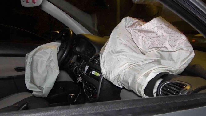 Otomobil refüje çarptı: 2 yaralı