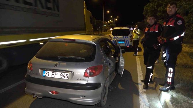 Otomobil refüje çarptı: 2 yaralı