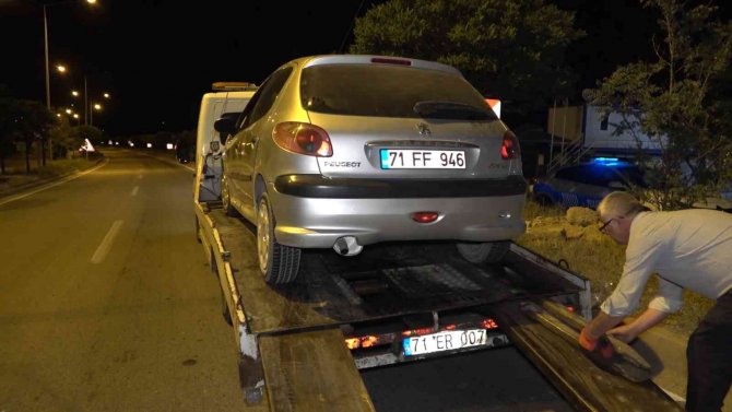 Otomobil refüje çarptı: 2 yaralı