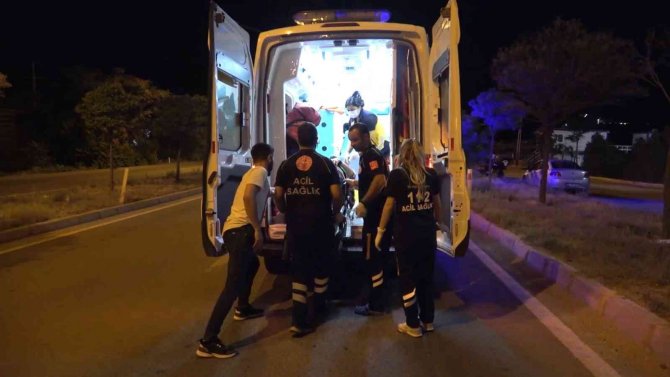 Otomobil refüje çarptı: 2 yaralı