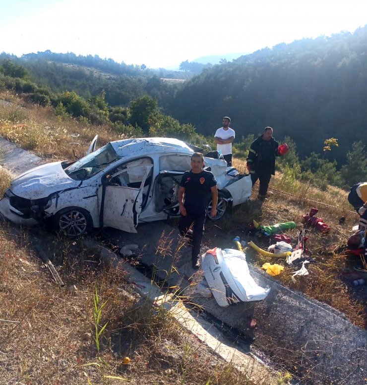 Otomobil şarampole yuvarlandı: Aynı aileden 3'ü ağır 5 yaralı