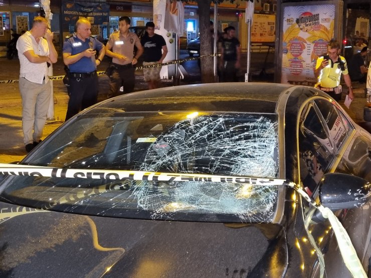 Otomobilin çarptığı 2 kadın yaralandı