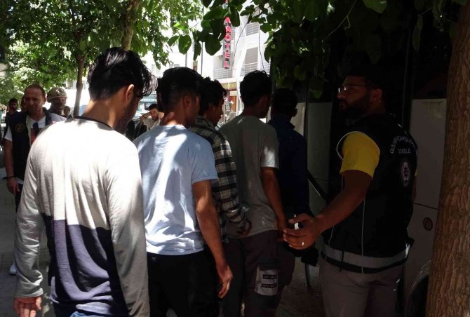 Polisten göçmen kaçakçılığı operasyonu