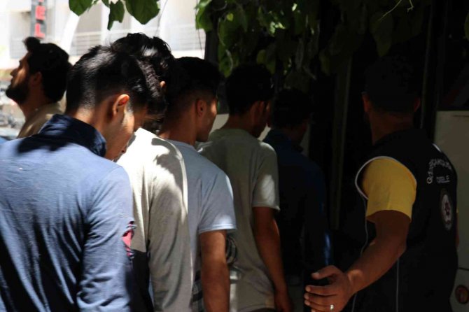 Polisten göçmen kaçakçılığı operasyonu