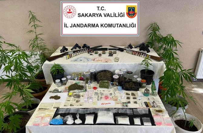 Ev değil sanki uyuşturucu imalathanesi, ele geçirilenler şaşırttı