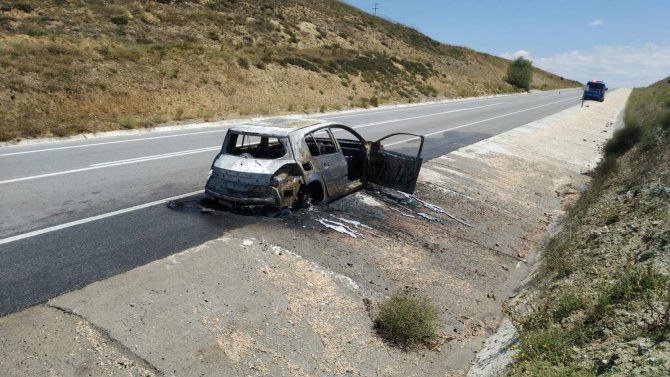 Seyir halinde yanan araç kül oldu