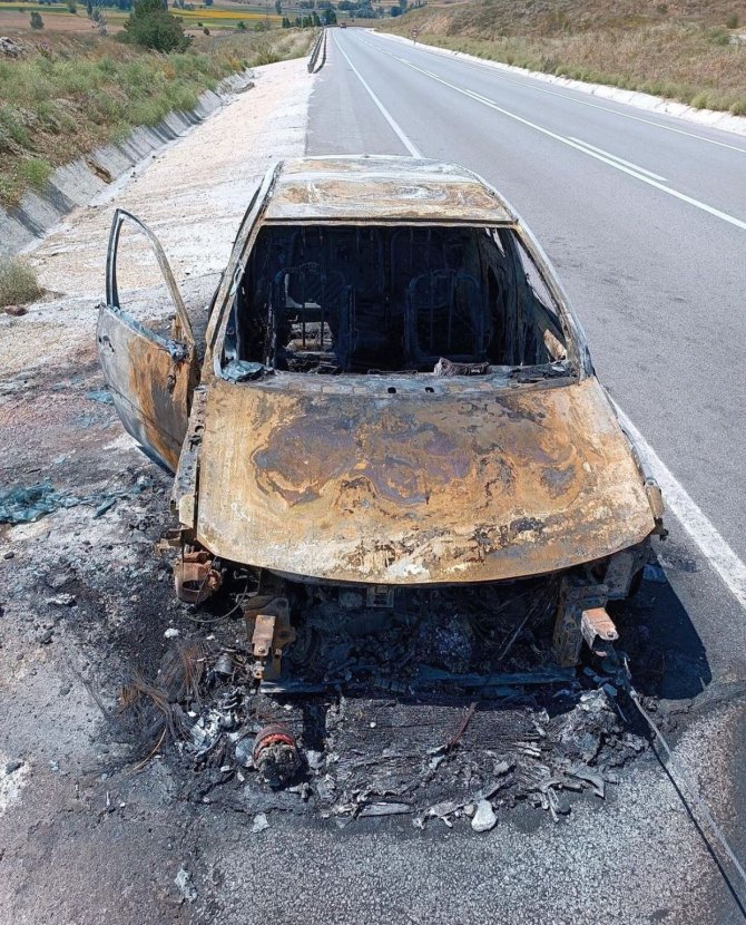 Seyir halinde yanan araç kül oldu