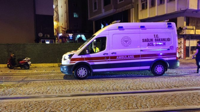 Seyir halindeki motosikletten düştü