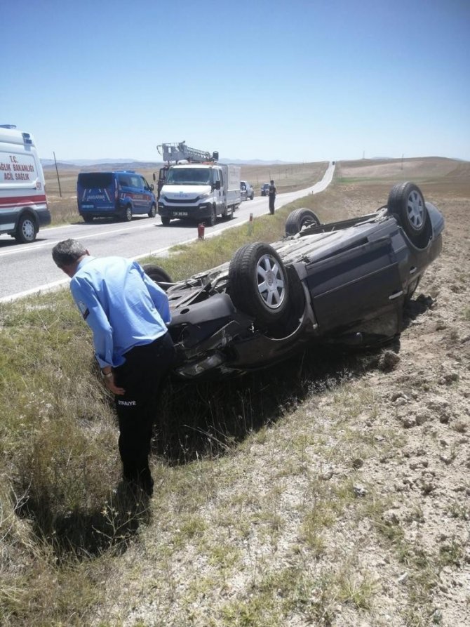 Takla atan otomobildeki kadın ve iki çocuğu yaralandı