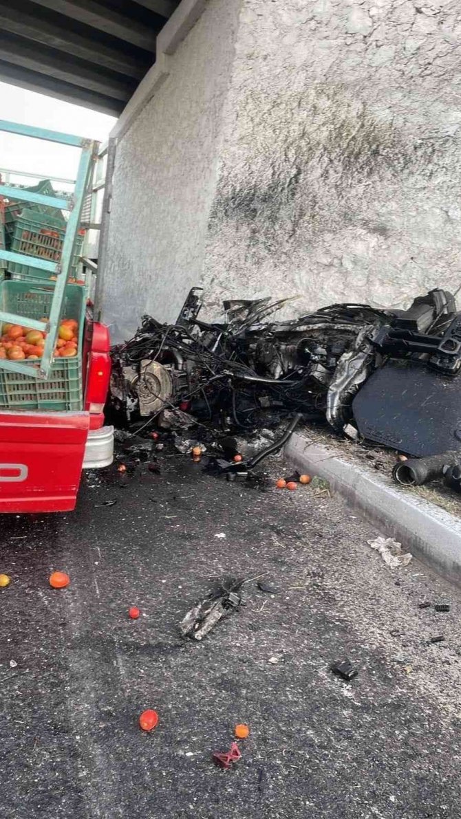 Tır köprüye çarptı: 1 ölü