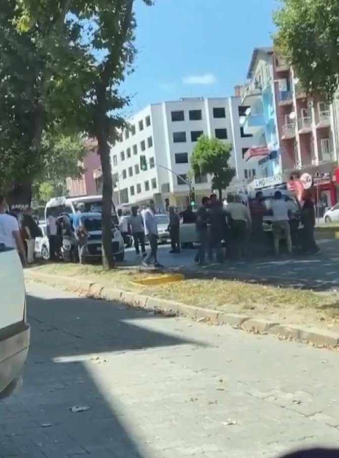 Trafikte tartışan grup yolun ortasında sopalarla birbirine girdi