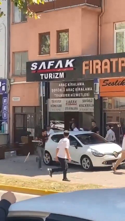 Trafikte tartışan grup yolun ortasında sopalarla birbirine girdi
