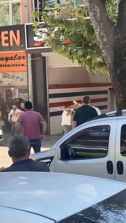Trafikte tartışan grup yolun ortasında sopalarla birbirine girdi