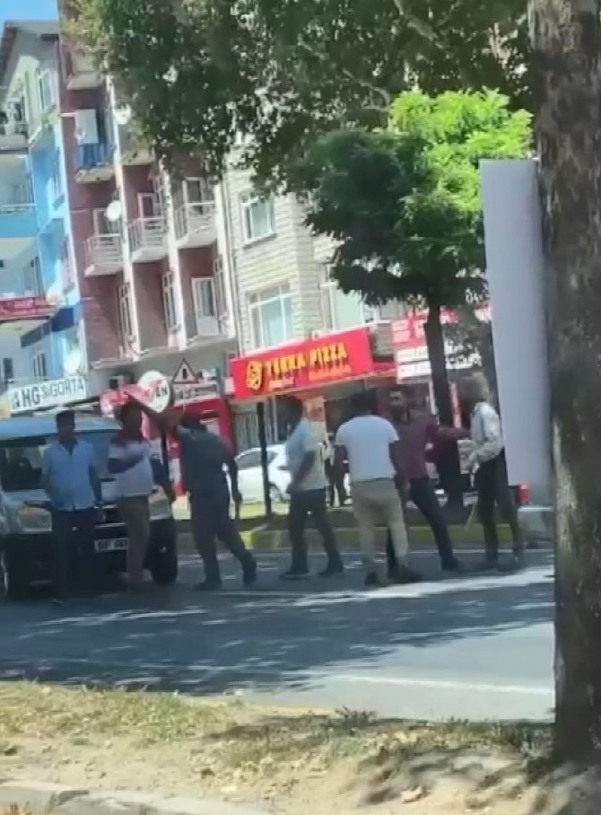 Trafikte tartışan grup yolun ortasında sopalarla birbirine girdi