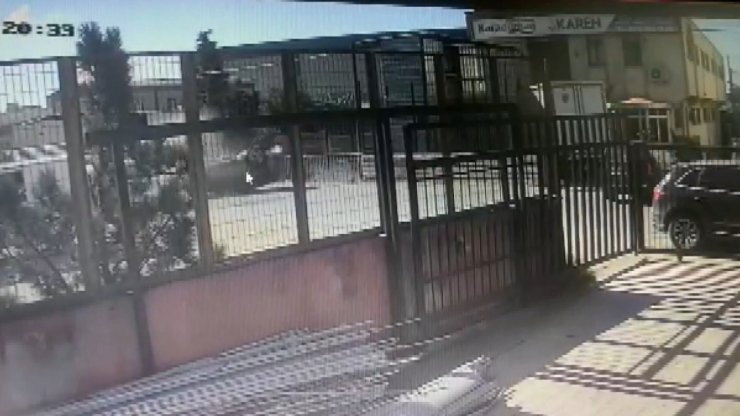 Tuzla'da kaza kamerada: Park halindeki otomobile çarpıp takla attı