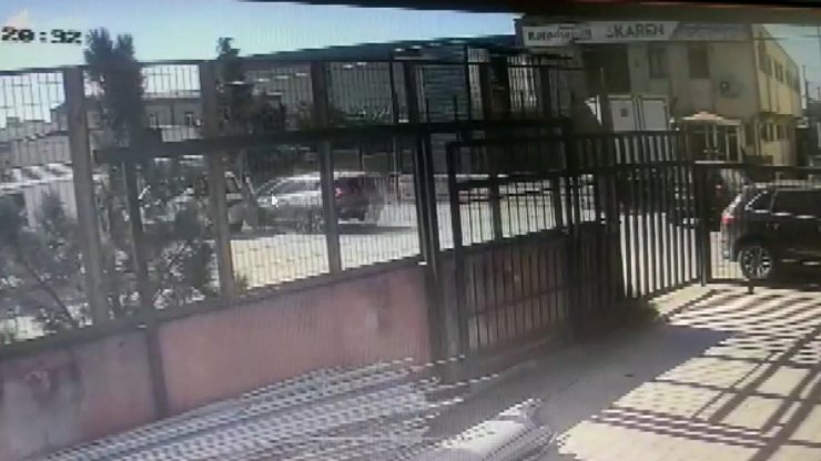 Tuzla'da kaza kamerada: Park halindeki otomobile çarpıp takla attı