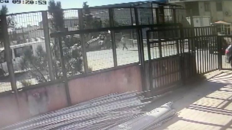 Tuzla'da kaza kamerada: Park halindeki otomobile çarpıp takla attı