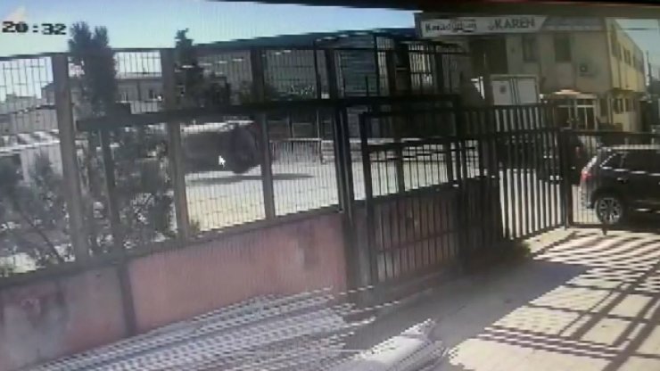 Tuzla'da kaza kamerada: Park halindeki otomobile çarpıp takla attı