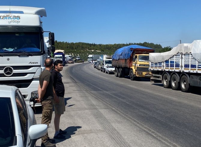 Yol kenarındaki ot yangını kontrol altına alındı