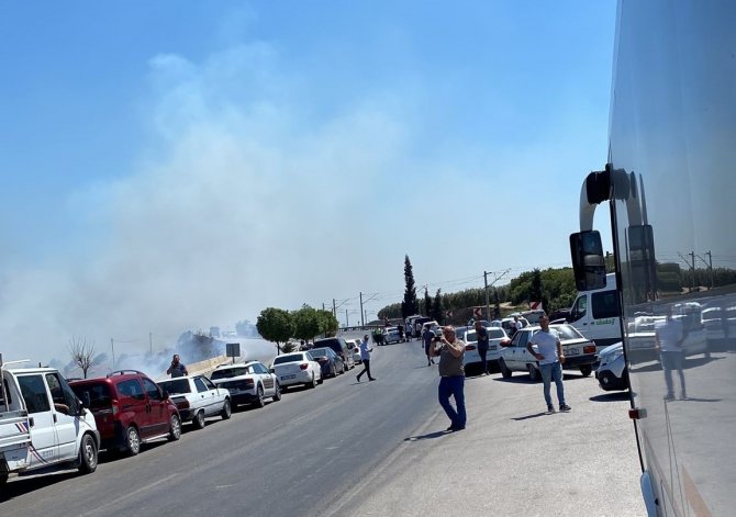 Yol kenarındaki ot yangını kontrol altına alındı