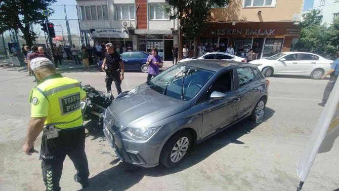 Yunus polisleri ile otomobil çarpıştı: 2 polis yaralandı