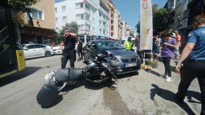 Yunus polisleri ile otomobil çarpıştı: 2 polis yaralandı