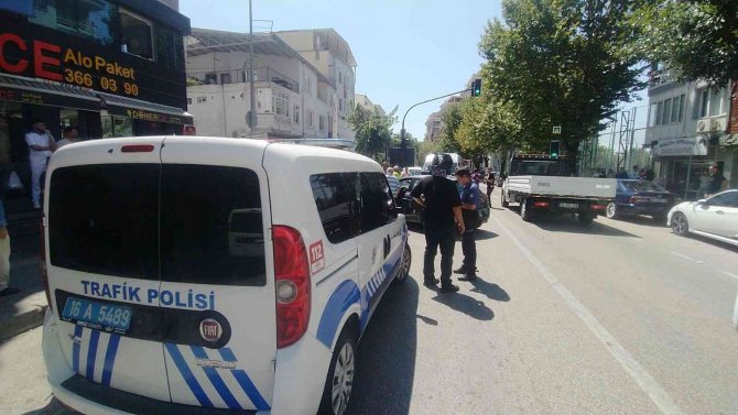 Yunus polisleri ile otomobil çarpıştı: 2 polis yaralandı