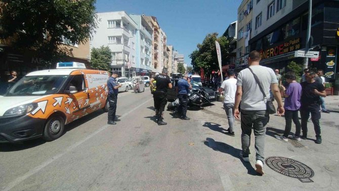 Yunus polisleri ile otomobil çarpıştı: 2 polis yaralandı